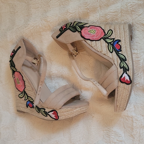 Beige wedge sandal - Picture 1 of 6
